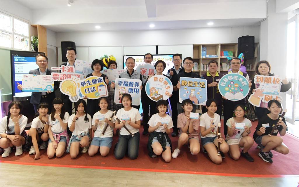 ▲彰化縣數位學生證全面啟用，永靖國小學生示範自助借閱圖書等功能。（記者林明佑翻攝）
